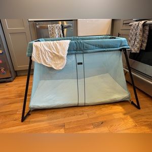 BABYBJORN Travel Crib in Turquoise Mesh